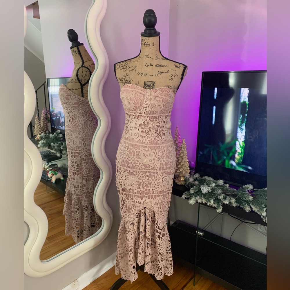 EUC Elegant Lace Strapless Dress in Pink